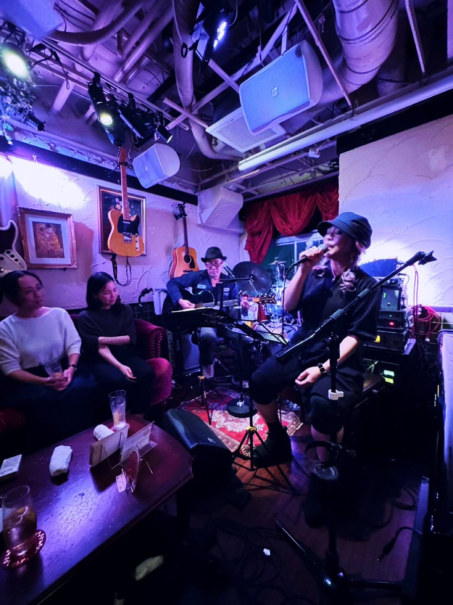 sing_draw_chie's tweet photo. 昨日は、レイバン侍こと貴山侑哉さんの毎月末火曜日の歌謡Live at Bar A Live。10月3日から北沢タウンホール小劇場B1舞台『探偵かねだはじめたがやすけ十っ墓島殺人事件』作・演出・主演の上西雄大さんがゲストシンガーという貴重なLive。私もちゃっかり飛び入り😆ちえも歩けば縁に当たる🐶 #live  #縁 https://t.co/Hi1xInDzEN