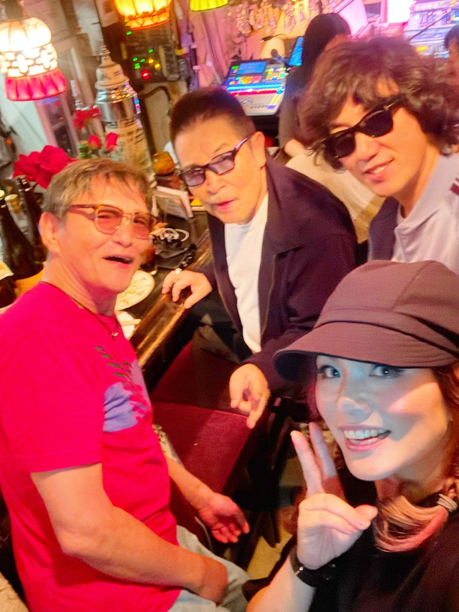 sing_draw_chie's tweet photo. 昨日は、レイバン侍こと貴山侑哉さんの毎月末火曜日の歌謡Live at Bar A Live。10月3日から北沢タウンホール小劇場B1舞台『探偵かねだはじめたがやすけ十っ墓島殺人事件』作・演出・主演の上西雄大さんがゲストシンガーという貴重なLive。私もちゃっかり飛び入り😆ちえも歩けば縁に当たる🐶 #live  #縁 https://t.co/Hi1xInDzEN