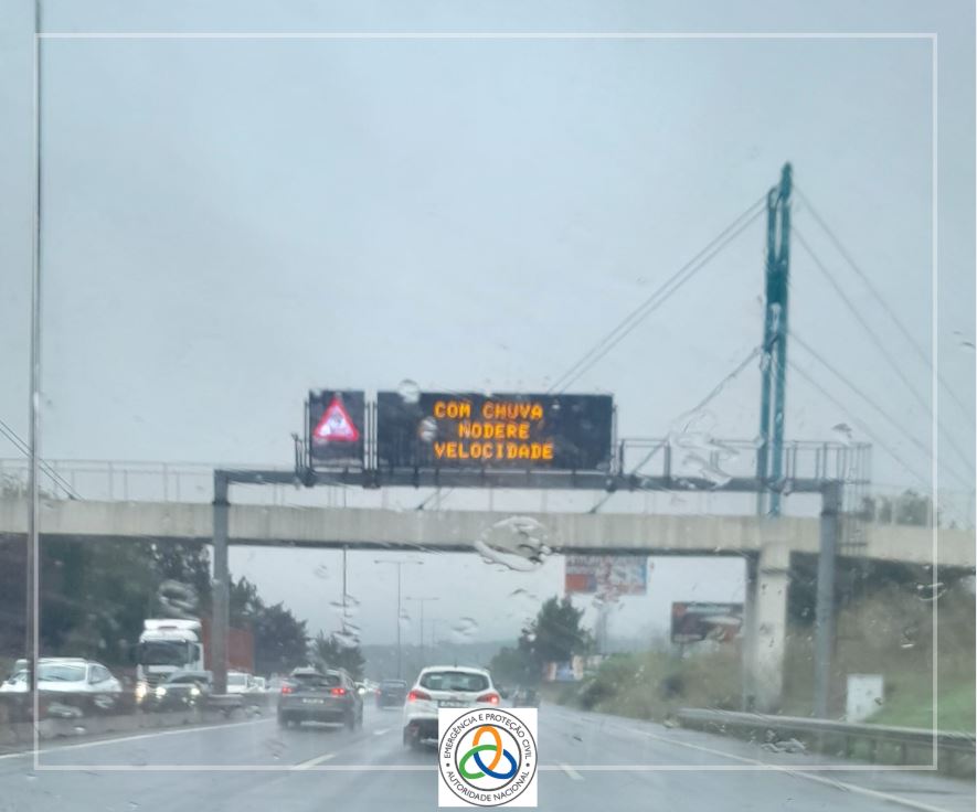 ProteccaoCivil's tweet photo. ☔️🚗 Com chuva, modere a velocidade!

🌧️ Reduza a velocidade, aumente a distância de segurança e tenha especial atenção à acumulação de água na via.

⚠️ Adapte a condução às condições meteorológicas e da estrada.

#ANEPC #ConduçãoComChuva #SegurançaRodoviária https://t.co/DwC3RhSvg0