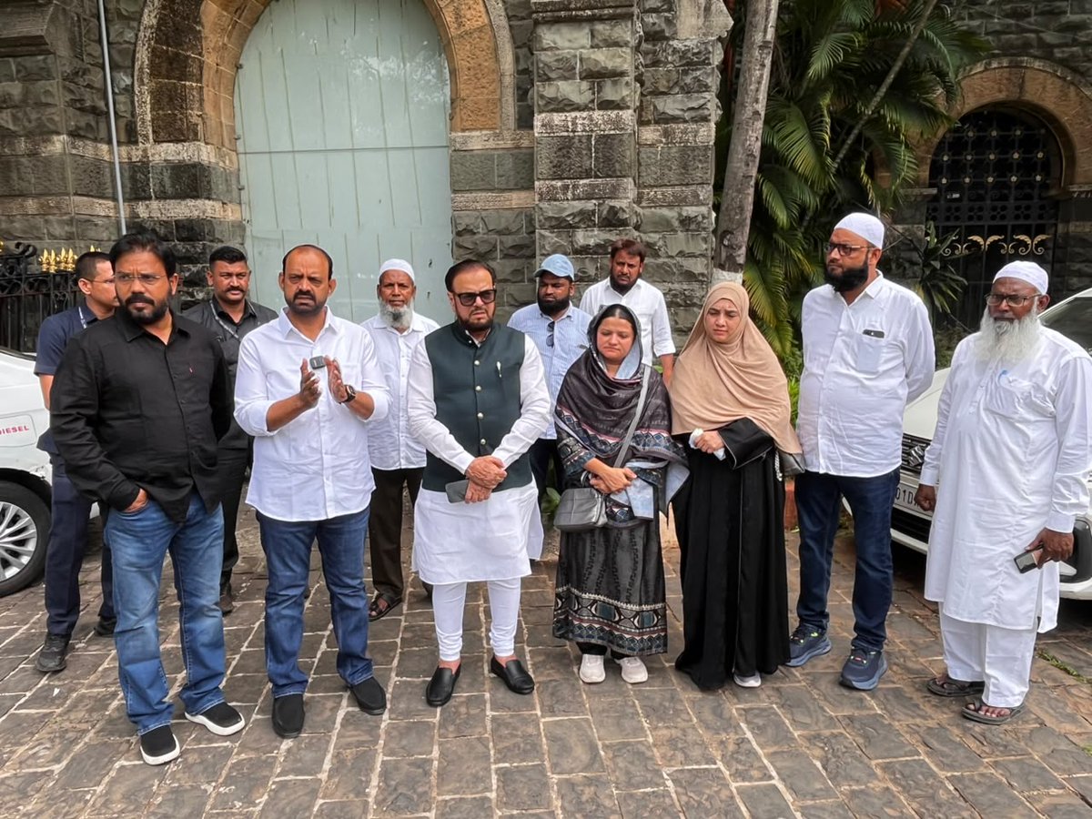 SamajwadiMah's tweet photo. सपा प्रदेशाध्यक्ष मा. श्री अबू आसिम आज़मी जी ने आज लॉ एंड ऑर्डर के अतिरिक्त पुलिस महानिदेशक (ADGP) IPS श्री निखिल गुप्ता जी से मुलाकात की।

मालेगांव की मेयर श्रीमती नसरीन शेख एवं डिप्टी मेयर शाहे हिंद निहाल अहमद की तस्वीरों को विरोधी पक्ष AIMIM पार्टी के सदस्यों द्वारा AI के माध्यम से आपत्तिजनक तरीके से एडिट कर सोशल मीडिया पर फैलाया जा रहा है।

इस मामले में साइबर क्राइम के जरिए तत्��ाल कार्रवाई कर ऐसी पोस्ट पर रोक लगाने और महिलाओं की निजता एवं सुरक्षा के खिलाफ सोशल मीडिया पर चलाए जा रहे नफरती अभियान पर सख्त कार्रवाई की मांग की गई।

सपा प्रदेशाध्यक्ष मा. श्री अबू आसिम आज़मी जी ने मालेगांव से आए प्रतिनिधिमंडल के साथ श्री निखिल गुप्ता जी को ज्ञापन सौंपकर दोषियों के खिलाफ कड़ी कार्रवाई की मांग की।

इस प्रतिनिधिमंडल में मालेगांव महानगरपालिका की मेयर नसरीन शेख, डिप्टी मे��र शाहे हिंद, पूर्व विधायक एवं ISLAM पार्टी के अध्यक्ष श्री आसिफ शेख, श्री खालिद हाजी, श्री मुस्तकीम डिग्निटी सहित अन्य सदस्य उपस्थित रहे।

#Malegaon #CyberCrime #WomenSafety #SamajwadiParty #AbuAsimAzmi