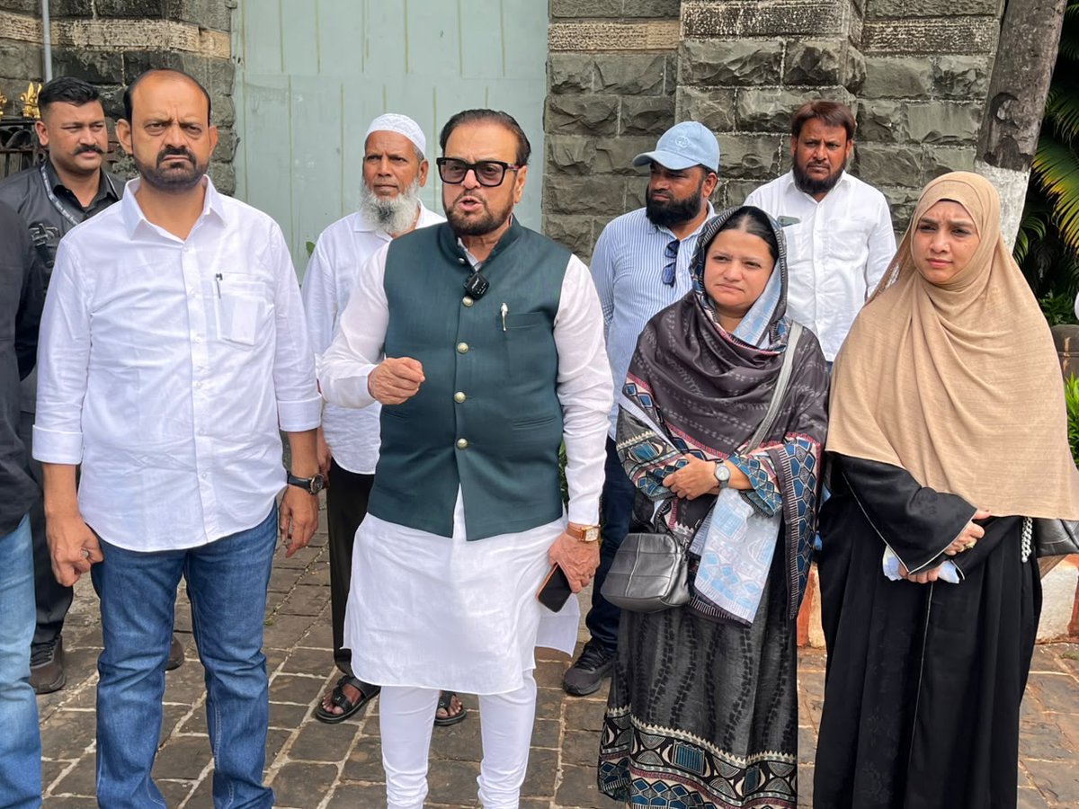 SamajwadiMah's tweet photo. सपा प्रदेशाध्यक्ष मा. श्री अबू आसिम आज़मी जी ने आज लॉ एंड ऑर्डर के अतिरिक्त पुलिस महानिदेशक (ADGP) IPS श्री निखिल गुप्ता जी से मुलाकात की।

मालेगांव की मेयर श्रीमती नसरीन शेख एवं डिप्टी मेयर शाहे हिंद निहाल अहमद की तस्वीरों को विरोधी पक्ष AIMIM पार्टी के सदस्यों द्वारा AI के माध्यम से आपत्तिजनक तरीके से एडिट कर सोशल मीडिया पर फैलाया जा रहा है।

इस मामले में साइबर क्राइम के जरिए तत्��ाल कार्रवाई कर ऐसी पोस्ट पर रोक लगाने और महिलाओं की निजता एवं सुरक्षा के खिलाफ सोशल मीडिया पर चलाए जा रहे नफरती अभियान पर सख्त कार्रवाई की मांग की गई।

सपा प्रदेशाध्यक्ष मा. श्री अबू आसिम आज़मी जी ने मालेगांव से आए प्रतिनिधिमंडल के साथ श्री निखिल गुप्ता जी को ज्ञापन सौंपकर दोषियों के खिलाफ कड़ी कार्रवाई की मांग की।

इस प्रतिनिधिमंडल में मालेगांव महानगरपालिका की मेयर नसरीन शेख, डिप्टी मे��र शाहे हिंद, पूर्व विधायक एवं ISLAM पार्टी के अध्यक्ष श्री आसिफ शेख, श्री खालिद हाजी, श्री मुस्तकीम डिग्निटी सहित अन्य सदस्य उपस्थित रहे।

#Malegaon #CyberCrime #WomenSafety #SamajwadiParty #AbuAsimAzmi