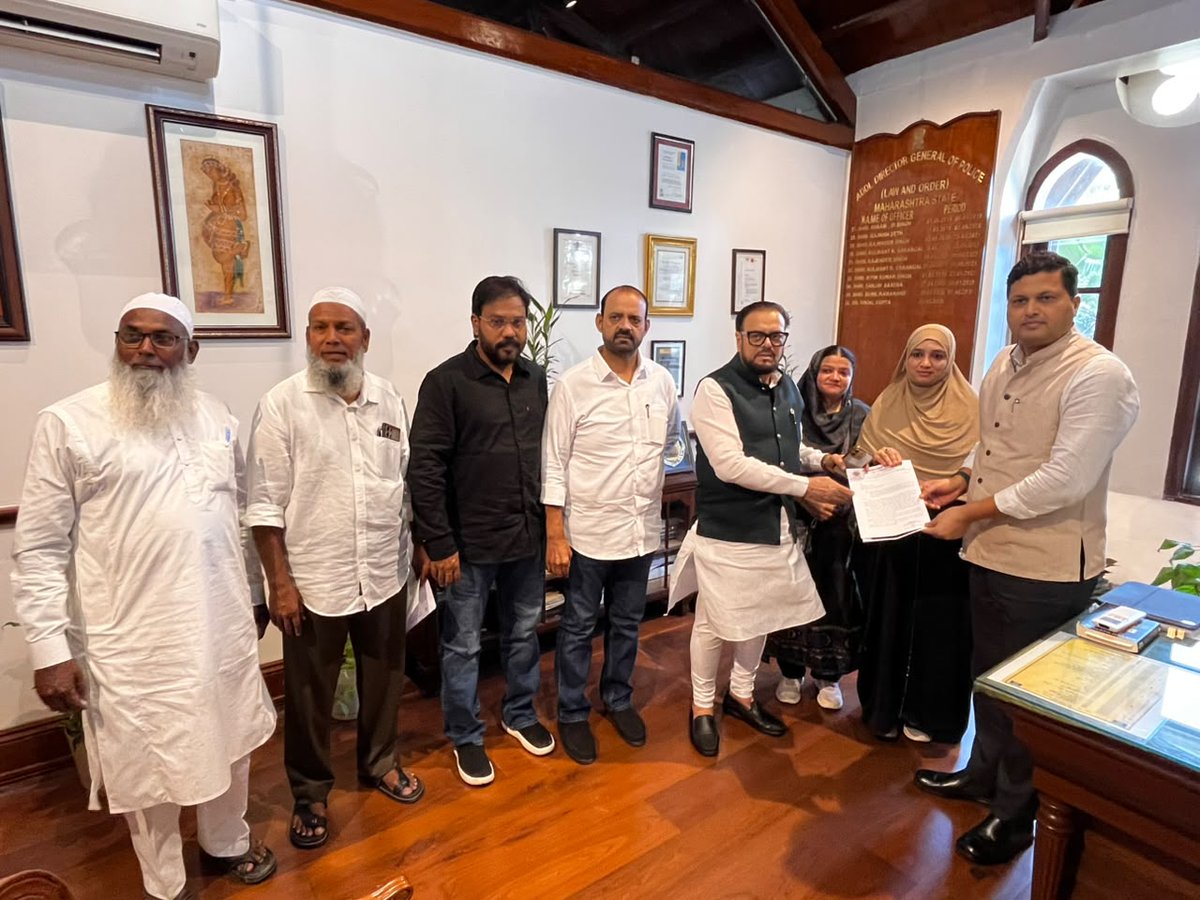 SamajwadiMah's tweet photo. सपा प्रदेशाध्यक्ष मा. श्री अबू आसिम आज़मी जी ने आज लॉ एंड ऑर्डर के अतिरिक्त पुलिस महानिदेशक (ADGP) IPS श्री निखिल गुप्ता जी से मुलाकात की।

मालेगांव की मेयर श्रीमती नसरीन शेख एवं डिप्टी मेयर शाहे हिंद निहाल अहमद की तस्वीरों को विरोधी पक्ष AIMIM पार्टी के सदस्यों द्वारा AI के माध्यम से आपत्तिजनक तरीके से एडिट कर सोशल मीडिया पर फैलाया जा रहा है।

इस मामले में साइबर क्राइम के जरिए तत्��ाल कार्रवाई कर ऐसी पोस्ट पर रोक लगाने और महिलाओं की निजता एवं सुरक्षा के खिलाफ सोशल मीडिया पर चलाए जा रहे नफरती अभियान पर सख्त कार्रवाई की मांग की गई।

सपा प्रदेशाध्यक्ष मा. श्री अबू आसिम आज़मी जी ने मालेगांव से आए प्रतिनिधिमंडल के साथ श्री निखिल गुप्ता जी को ज्ञापन सौंपकर दोषियों के खिलाफ कड़ी कार्रवाई की मांग की।

इस प्रतिनिधिमंडल में मालेगांव महानगरपालिका की मेयर नसरीन शेख, डिप्टी मे��र शाहे हिंद, पूर्व विधायक एवं ISLAM पार्टी के अध्यक्ष श्री आसिफ शेख, श्री खालिद हाजी, श्री मुस्तकीम डिग्निटी सहित अन्य सदस्य उपस्थित रहे।

#Malegaon #CyberCrime #WomenSafety #SamajwadiParty #AbuAsimAzmi