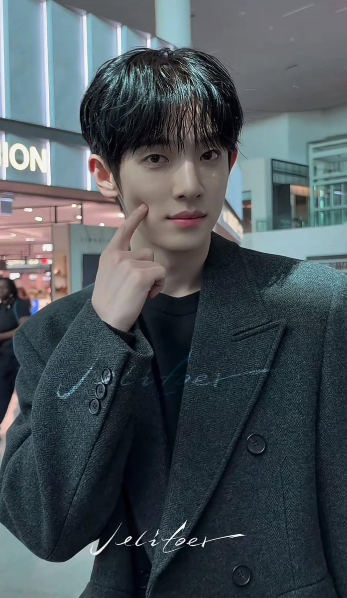 withhmia's tweet photo. Cho tui chọt má với Park Siwoo ơi
Má mềm xinhh iuu
Em bé mềm mềm ơi

PARK SIWOO IN PARIS
#PARKSIWOO
#PARKSIWOOPFWSS27 https://t.co/BGKrIwHAb2