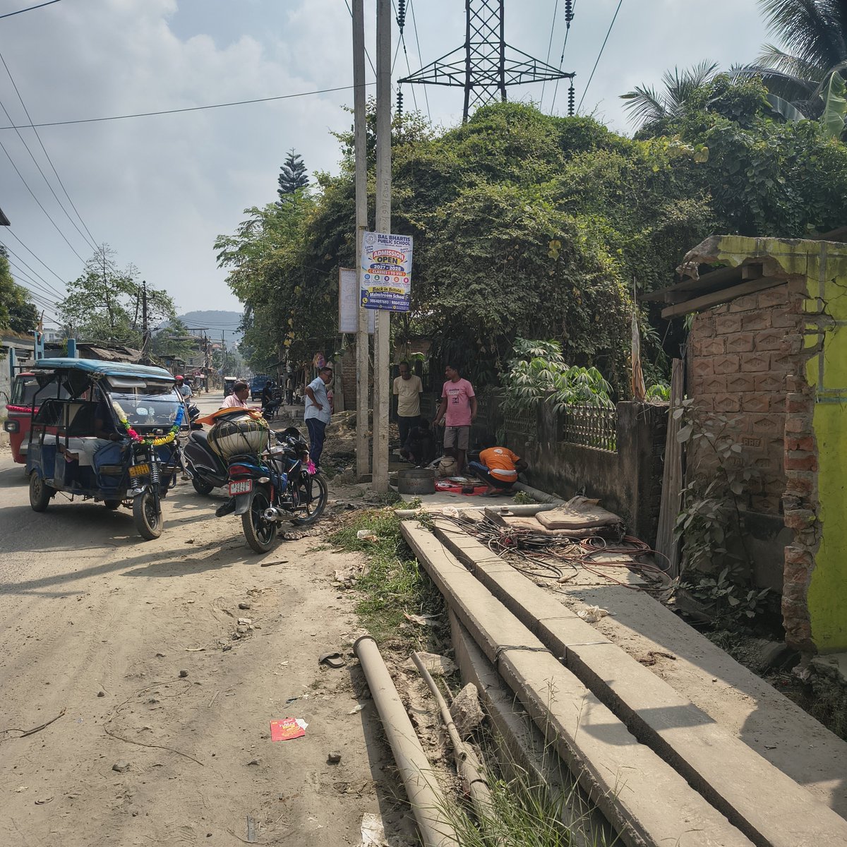 Manoxe23's tweet photo. @gmc_guwahati  This is to complaint regarding the public footpath, foul smell, obstruction, and unauthorized occupation by some Fish Vendors at Patharkuchi Road, Basistha Chariali, Guwahati 29 https://t.co/KQ8G0MArOR