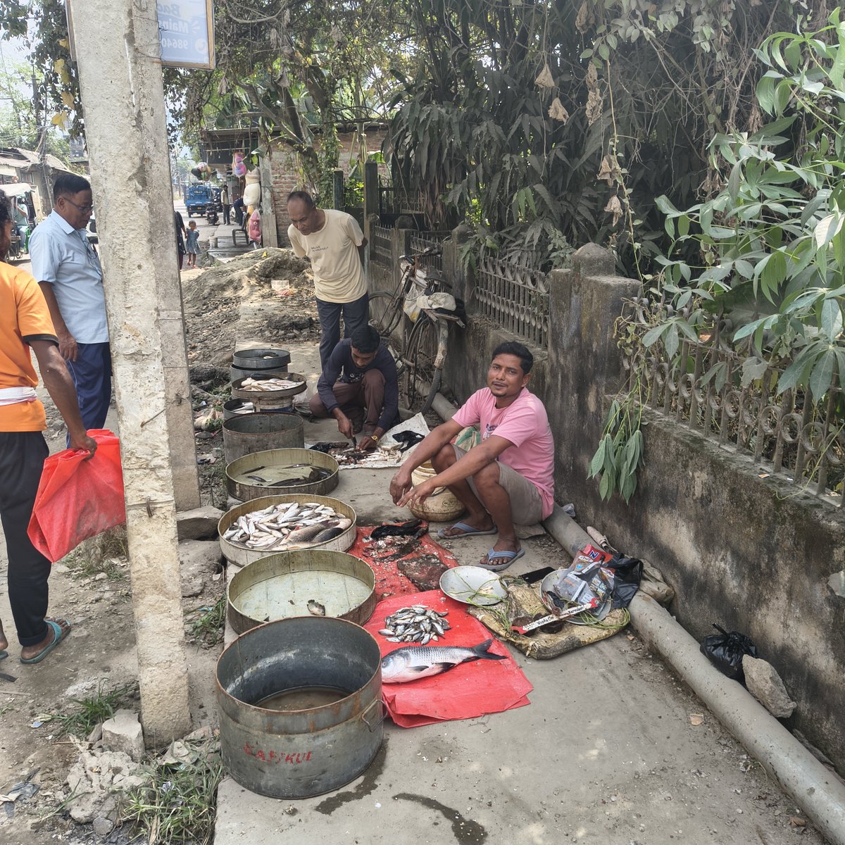 Manoxe23's tweet photo. @gmc_guwahati  This is to complaint regarding the public footpath, foul smell, obstruction, and unauthorized occupation by some Fish Vendors at Patharkuchi Road, Basistha Chariali, Guwahati 29 https://t.co/KQ8G0MArOR