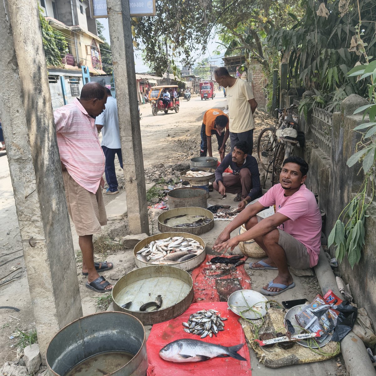 Manoxe23's tweet photo. @gmc_guwahati  This is to complaint regarding the public footpath, foul smell, obstruction, and unauthorized occupation by some Fish Vendors at Patharkuchi Road, Basistha Chariali, Guwahati 29 https://t.co/KQ8G0MArOR