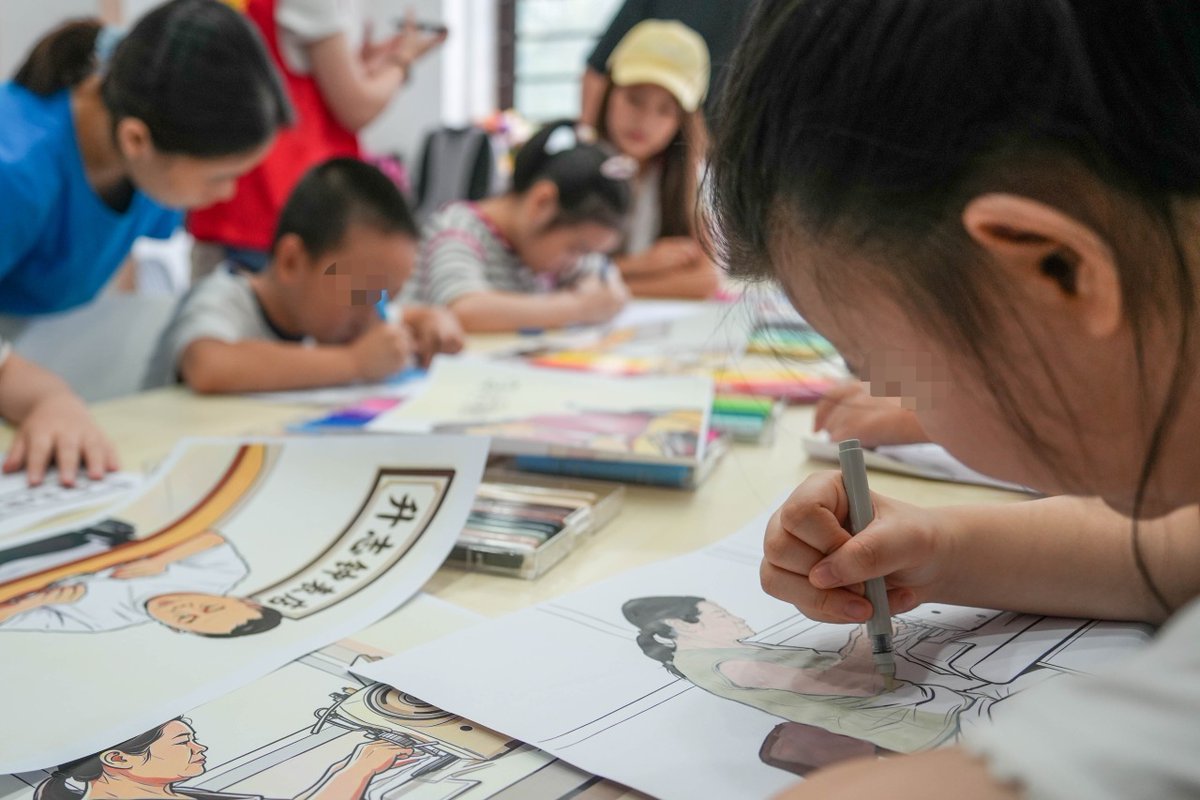 HAISHULOU's tweet photo. Small hands. Big colors. Even bigger courage. 🎨🌻
In Haishu, 10 children joined volunteers and teachers to create colorful artworks celebrating perseverance, inclusion and the strength to keep moving forward.
#Haishu #InclusiveArt #ChildrenArt #CommunityCare https://t.co/1LrTbDA2tt