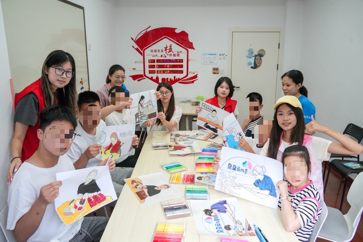 HAISHULOU's tweet photo. Small hands. Big colors. Even bigger courage. 🎨🌻
In Haishu, 10 children joined volunteers and teachers to create colorful artworks celebrating perseverance, inclusion and the strength to keep moving forward.
#Haishu #InclusiveArt #ChildrenArt #CommunityCare https://t.co/1LrTbDA2tt