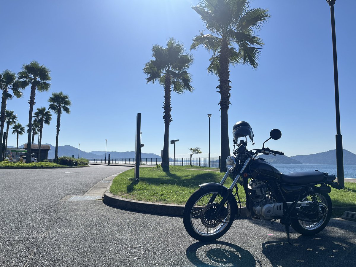 oochan_minimal's tweet photo. バイクで海に来て、波打ち際でボーッと眺める。
お金もほとんどかからないのに、これが一番メンタルを回復させてくれる。
雨だとできないのが懸念点… https://t.co/X3S43JaEcA
