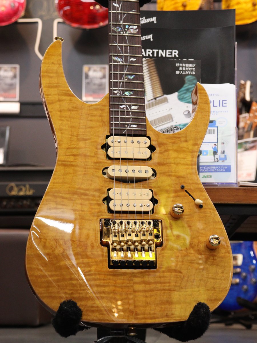 ikeberevole's tweet photo. ／
#Ibanez 店頭入荷📣🎸
＼

RG j.customの2026年限定モデル
"j.custom RG8570EM-NT (Natural)" ！✨

個性豊かな杢目が美しい4mm厚の
エキゾチック・メイプルトップは必見です👀

#エレキギター #イケベ #秋葉原 https://t.co/1Uhy5Z9qGl