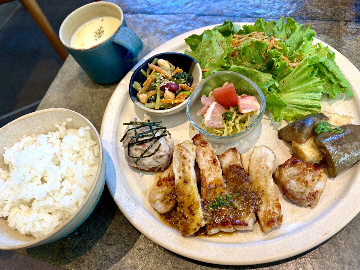 connectllc1's tweet photo. 普通に見えるけど
全部味が新鮮なんだよね
里芋と梅肉のポテサラとか
ポタージュも別の野菜も入ってて
おいちぃ😌 https://t.co/rfGjl4mJet