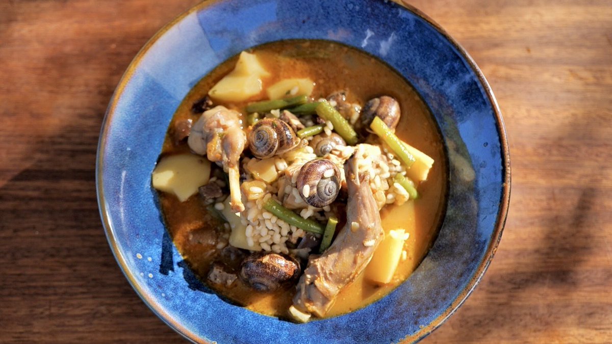 MiquelCalent's tweet photo. Avui a #FrediCalentIB3 aguachile de llagostins, la nostra versió d'arròs de palmer, shiromi bachiche peruà, peus de porc amb col, Tikka Masala menorquí, tassonets de llet preparada amb nous caramelitzades i cruixent de nou moscada...🍎🥯🍳🍔🐟🥩🍲🧁🍪👨‍🍳🎊🎉 https://t.co/HUdtlf2BRv