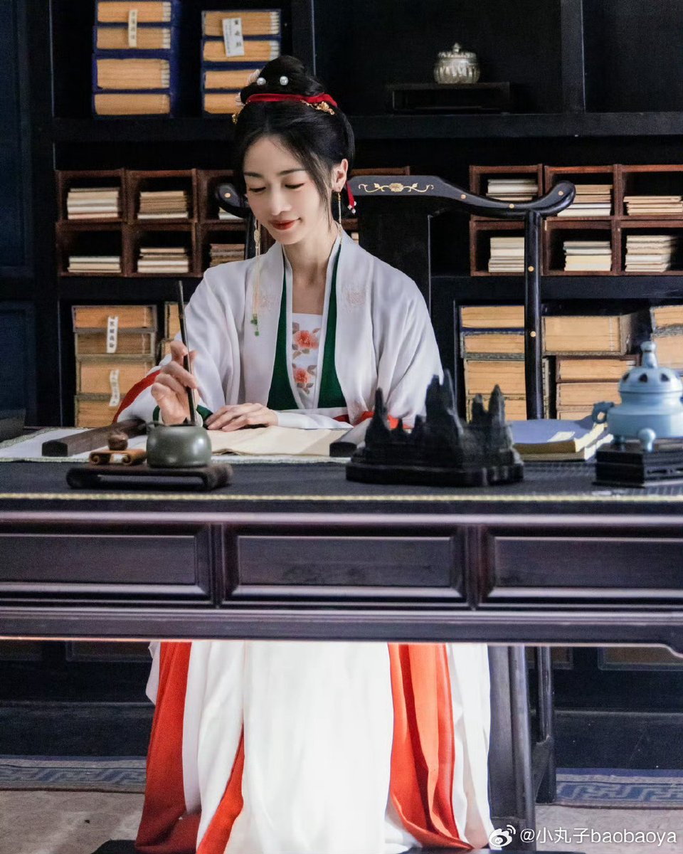 sam_gar7144's tweet photo. When silk meets elegance, the delicacy of lunmi makes this scene so warm and touching. https://t.co/aDdo2JMMdt