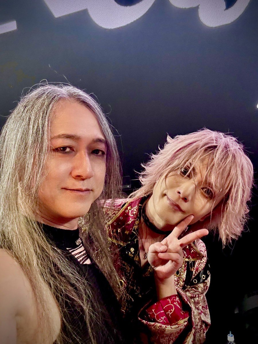 naoto_d_out's tweet photo. 昨日はバグサミでした。
有難うございました🫥
ﾀｲﾑﾃｰﾌﾞﾙ出た時点で背筋が伸びたけどいつも通り臨んだつもりがやっぱ気合い入ってたみたい。
鬼願のﾄﾞﾗｶﾑとﾗｲﾌﾞ直後のくたくたの私とﾗｲﾌﾞ直前のSakuraさんの写真あげます。
次回ﾗｲﾌﾞは今週末47ﾂｱｰ盛岡と青森公演。お楽しみに https://t.co/OMAheBmovj