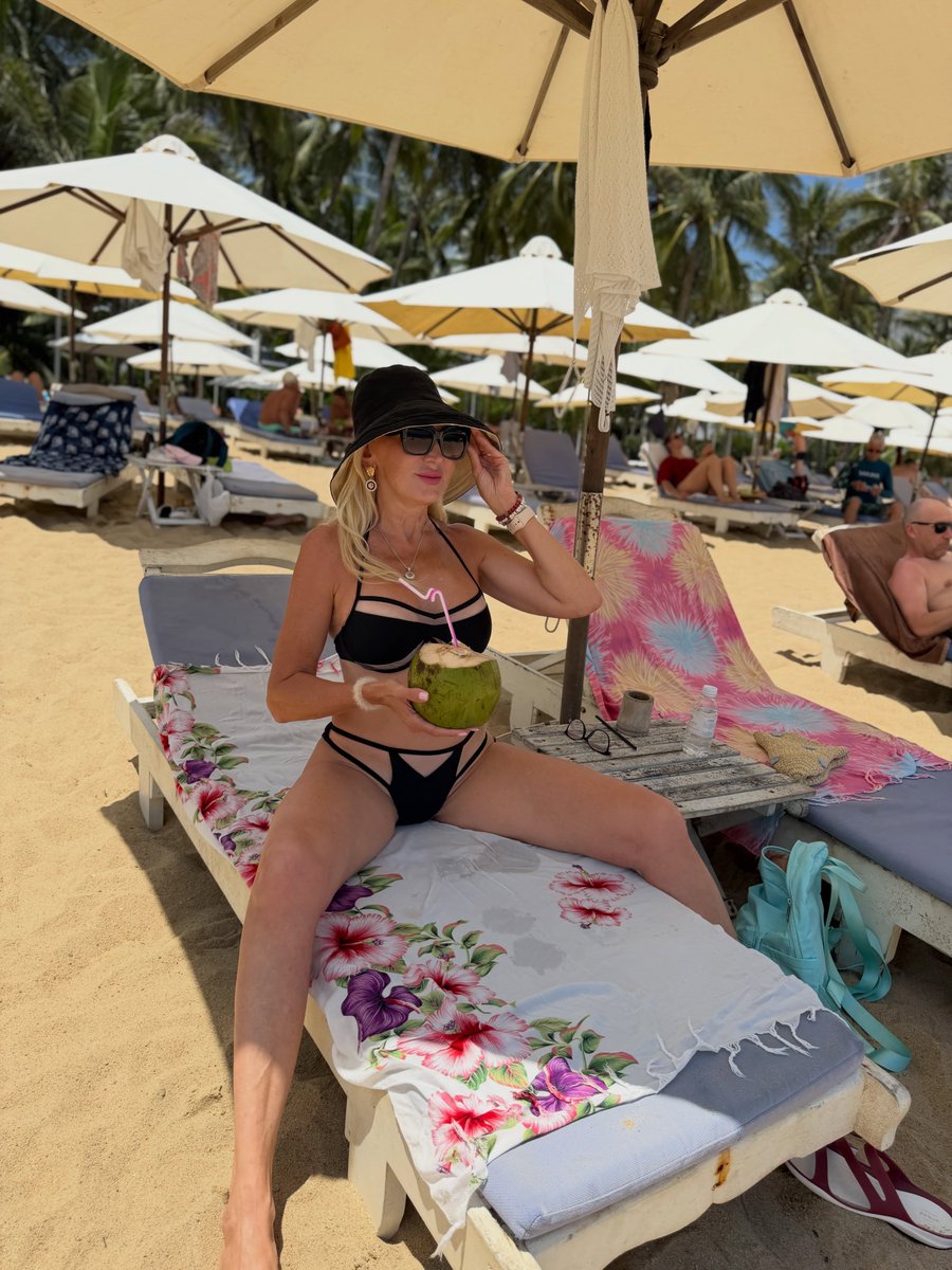 MilfBeauty254's tweet photo. Slaying in a bikini 💕 #milf #gilf #cougar https://t.co/E8J0bO3iKD