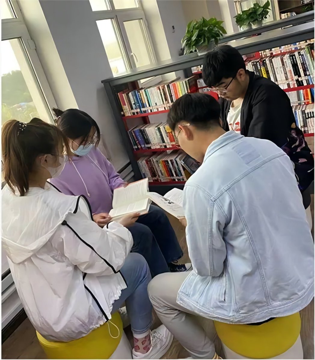 drex_1021hx's tweet photo. Today I joined my training team’s review session, the supervisor’s serious vibe paired with the campus autumn scenery made this study day super memorable with my roommates. https://t.co/WGL1jbuiIr