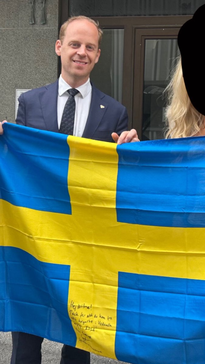 Lanzyx271's tweet photo. Var typ den enda tjejen på torgmötet😅Fint att se så många kloka män som vill skydda kvinnor &amp; Sverige. Önskar bara att fler kvinnor kunde lägga känslorna åt sidan å faktiskt tänka rationellt. Allt för många låter känslorna styra över förnuftet. 

@AFS_riks @gustavkassel https://t.co/4OKd64pVDQ