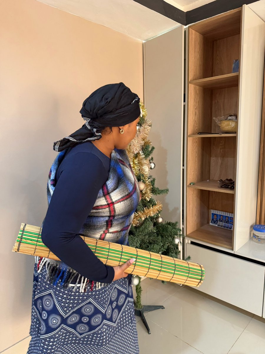 lollygitywa_'s tweet photo. Lo nguLizoma Tati ❤️😍. Intombi yasemaQadini, uMpankomo. Ndikhama iifaydukhwe kooNyawuza ooFaku eNgqeleni kwilali yaseLujizweni. https://t.co/dKm60wu342
