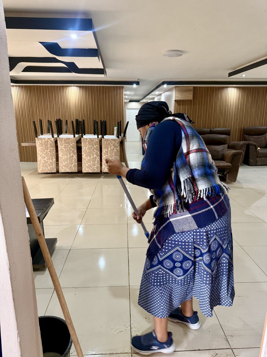 lollygitywa_'s tweet photo. Lo nguLizoma Tati ❤️😍. Intombi yasemaQadini, uMpankomo. Ndikhama iifaydukhwe kooNyawuza ooFaku eNgqeleni kwilali yaseLujizweni. https://t.co/dKm60wu342