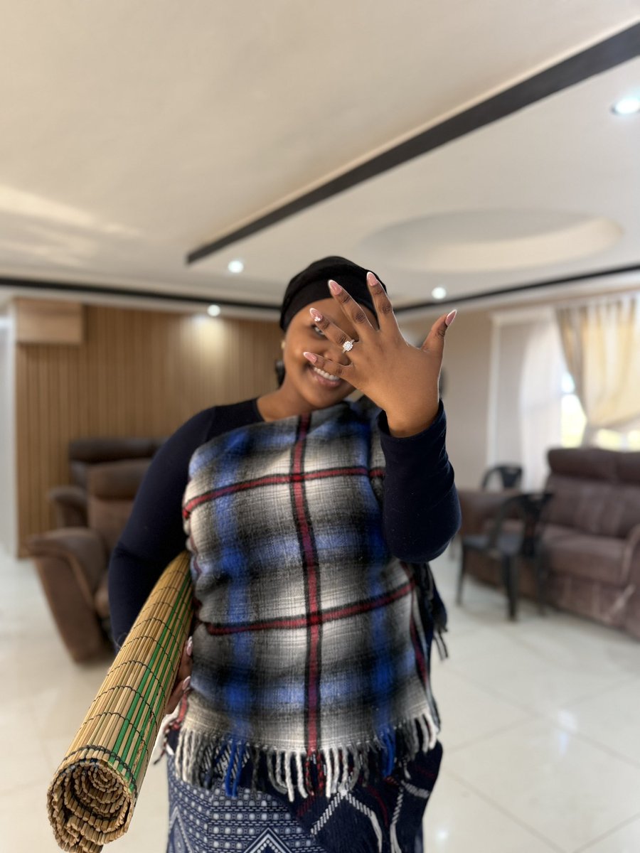 lollygitywa_'s tweet photo. Lo nguLizoma Tati ❤️😍. Intombi yasemaQadini, uMpankomo. Ndikhama iifaydukhwe kooNyawuza ooFaku eNgqeleni kwilali yaseLujizweni. https://t.co/dKm60wu342