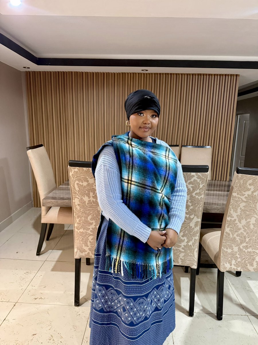 lollygitywa_'s tweet photo. Lo nguLizoma Tati ❤️😍. Intombi yasemaQadini, uMpankomo. Ndikhama iifaydukhwe kooNyawuza ooFaku eNgqeleni kwilali yaseLujizweni. https://t.co/dKm60wu342