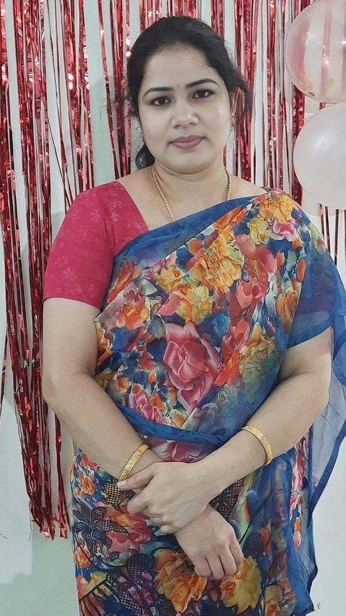 priyahot77's tweet photo. Special saree pose kesi lagi https://t.co/c96K0nvGlh