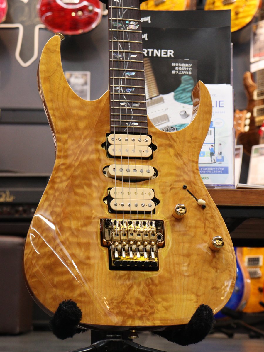 ikeberevole's tweet photo. ／
#Ibanez 店頭入荷📣🎸
＼

RG j.customの2026年限定モデル
"j.custom RG8570EM-NT (Natural)" ！✨

個性豊かな杢目が美しい4mm厚の
エキゾチック・メイプルトップは必見です👀

#エレキギター #イケベ #秋葉原 https://t.co/1Uhy5Z9qGl