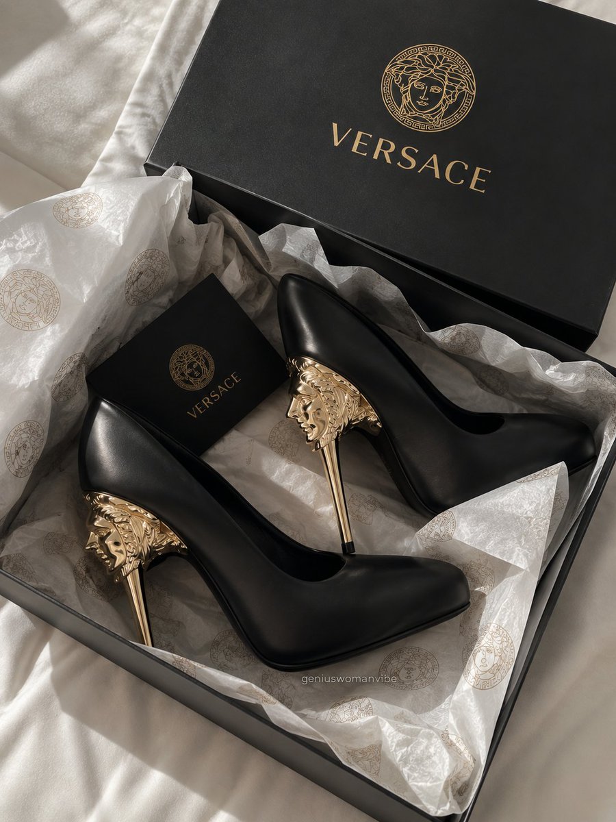 geniuswomanvibe's tweet photo. versace https://t.co/7CuTWcw3sb