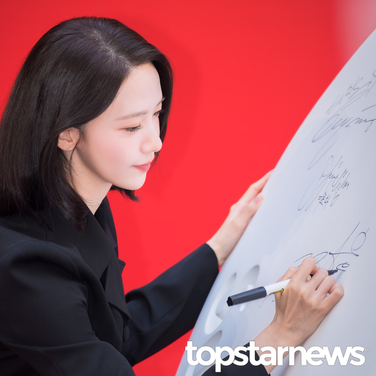 TSN_PHOTO's tweet photo. [HD포토] 소녀시대 윤아, ‘감출 수 없는 아름다움’ (설화수 포토콜) #윤아 #YOONA #임윤아 #소녀시대 #SNSD #설화수 #포토월 #프리뷰 https://t.co/DlB9Lm16UF <- Original Photo https://t.co/fQ6Cg74f1b