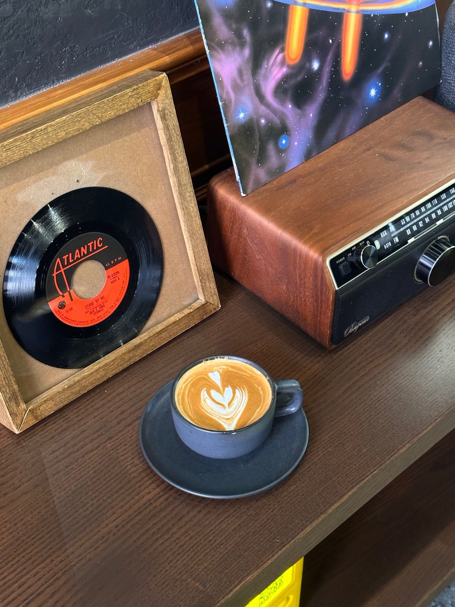 WadeRouxg7's tweet photo. Esta noche, cada nota en el vinilo vibra con la atmósfera perfecta para desconectar y disfrutar de la música sin prisas.， https://t.co/j6a5EAvPrk