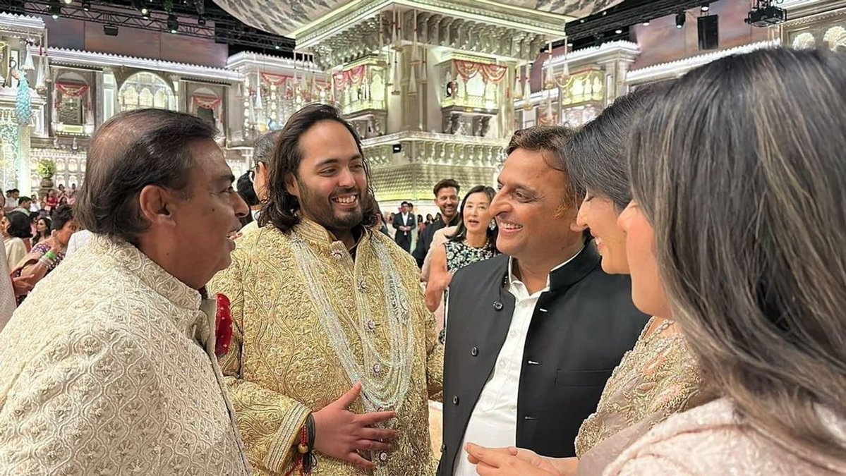 its_abhi_Blue's tweet photo. अखिलेश यादव ने अंबानी की थाली खाई थी तो फर्ज तो निभाना ही था ।

यही कारण है कि बहन जी इन धन्नासेठों से रिश्ता नही रखती क्योंकि बहन जी एक स्वाभिमानी नेता है और वो इन धन्नासेठों को फायदा पहुँचाने के लिए उनके इशारो�� पर काम नही कर सकती । https://t.co/R4mEJbil9P