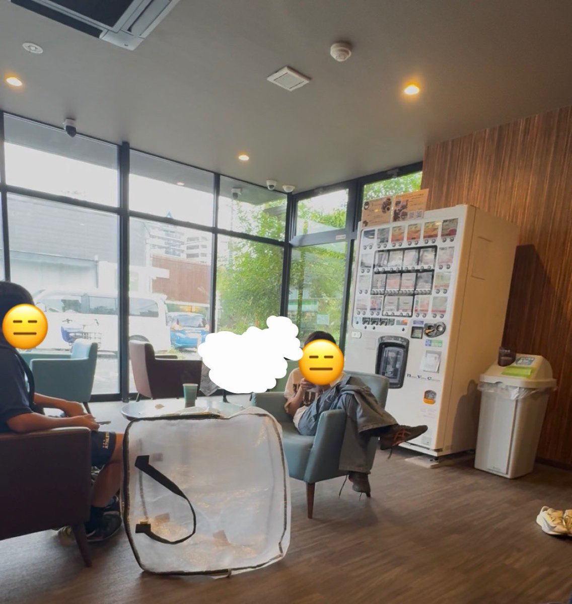 rn1129_'s tweet photo. 東大和市にあるECOWASHCAFEで乾燥機使用中待合所で待ってたら小学生男の子3人くらい来て恐らくコインランドリー使用してないのにこれ💦(袋は私のでテーブルに置いてマッサージ機使用しようと思ったら落とされてた)一応通報しといた… https://t.co/ETGBpaUwnF