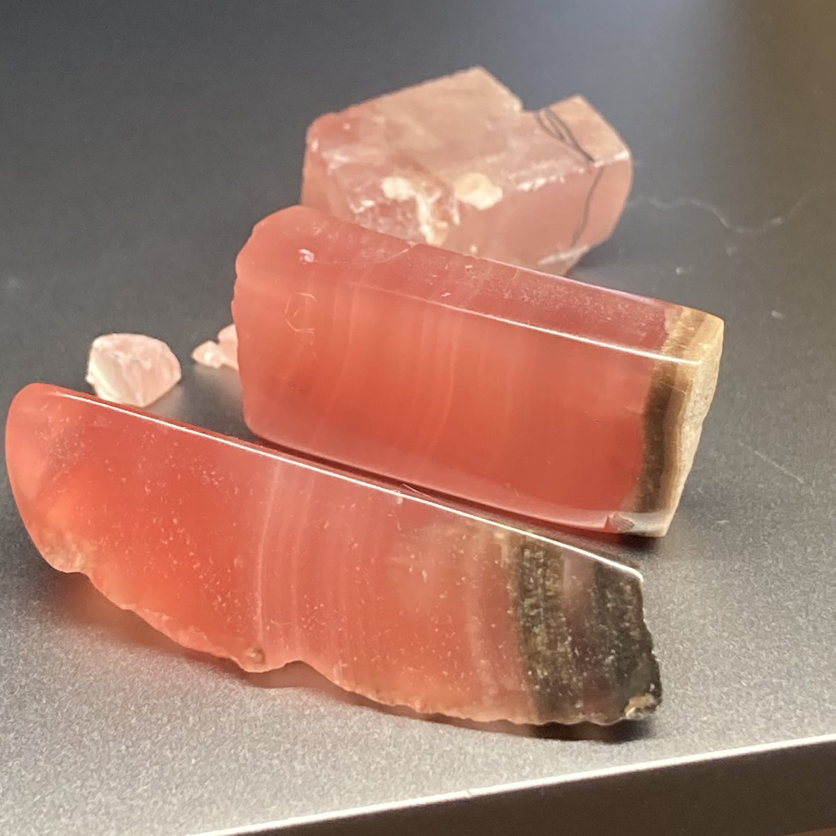 yu_stone02's tweet photo. これは磨く前からマグロの刺身みたいだったから、丸くするの勿体無くてそのまま刺身を目指して磨いたロードクロサイト https://t.co/0DnUOZrE9w