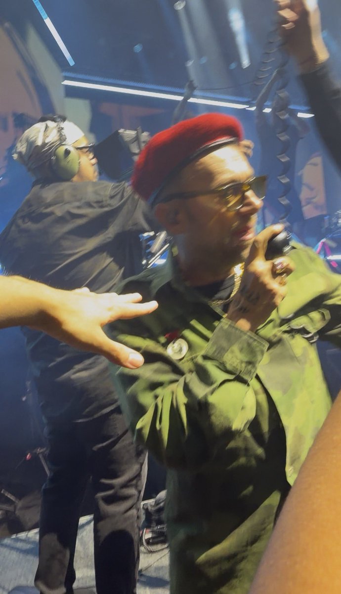 peterlanee's tweet photo. Gorillaz brought out Black Thought and Asha Puthli for Moon Cave, Miho Hatori for 19-2000, Hypnotic Brass for Broken, the Harlem Choir for Demon Days and JAMIE HEWLETT... Damon was inches from my face. I’ve witnessed peak, the greatest Gorillaz show I have experienced in my life https://t.co/VOx9E33Ljt
