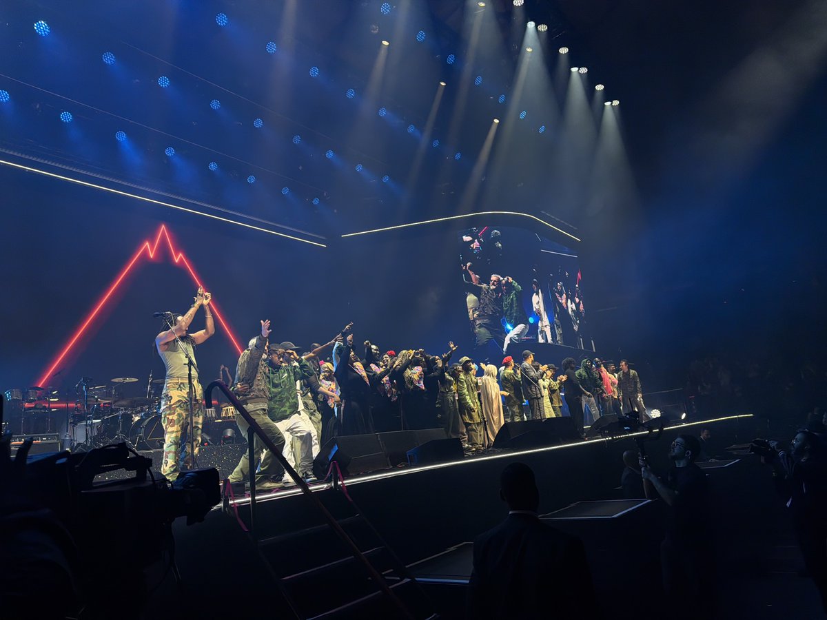 peterlanee's tweet photo. Gorillaz brought out Black Thought and Asha Puthli for Moon Cave, Miho Hatori for 19-2000, Hypnotic Brass for Broken, the Harlem Choir for Demon Days and JAMIE HEWLETT... Damon was inches from my face. I’ve witnessed peak, the greatest Gorillaz show I have experienced in my life https://t.co/VOx9E33Ljt