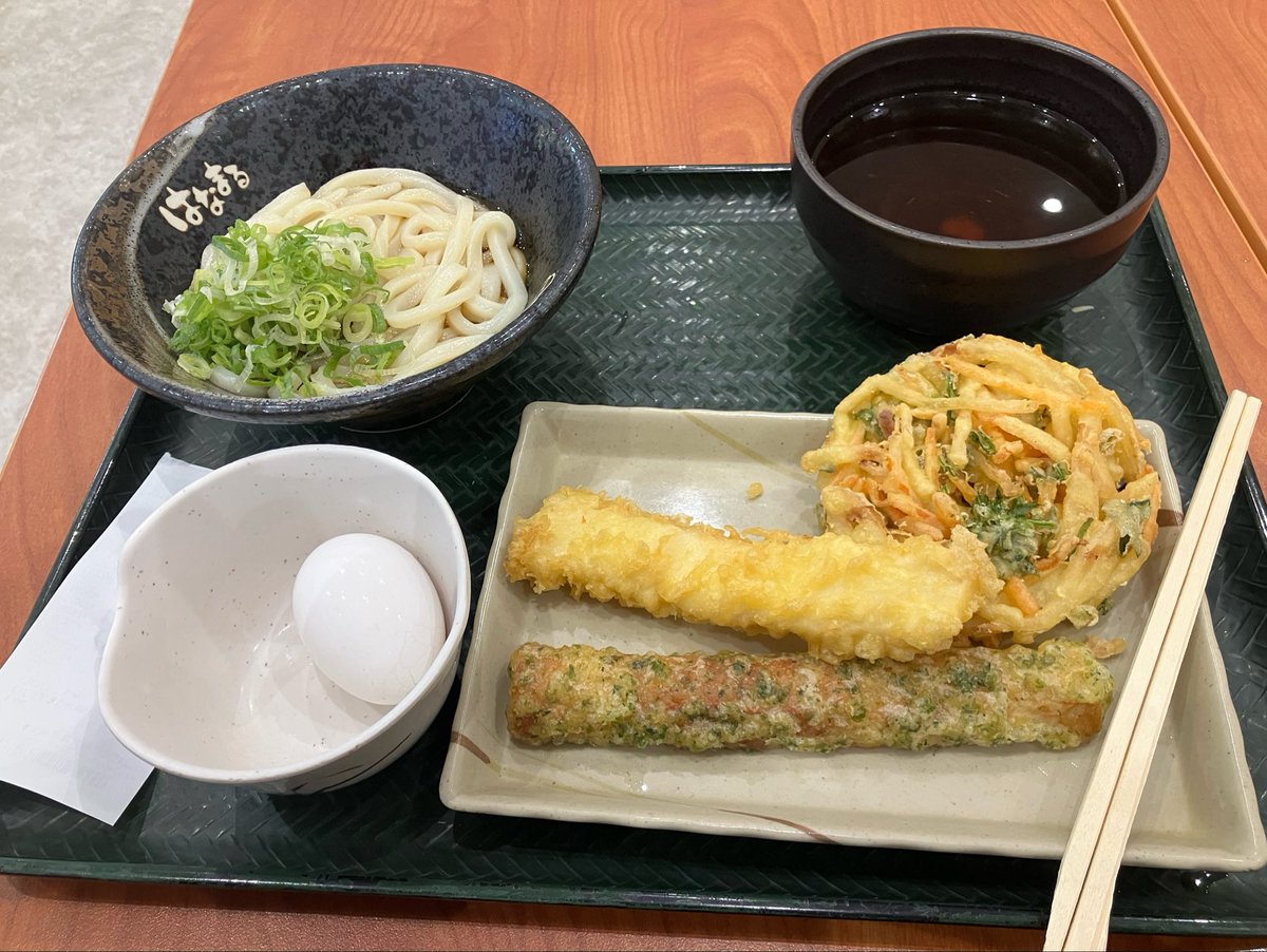 yaruok's tweet photo. はなまる。温玉ぶっかけ小+かき揚げイカ天磯辺揚げでジャスト1000円。出汁も天ぷら用に貰う。吉野家の優待券を使っておきたいのでねジャストを目指すとこうなる。うどんを小で済ませるなんてぼくも自制心が効くようになったものだ、せめて中いや心ゆくまで啜りたいので大しか眼中に無かったからねえ。 https://t.co/qrajIJJ0w2