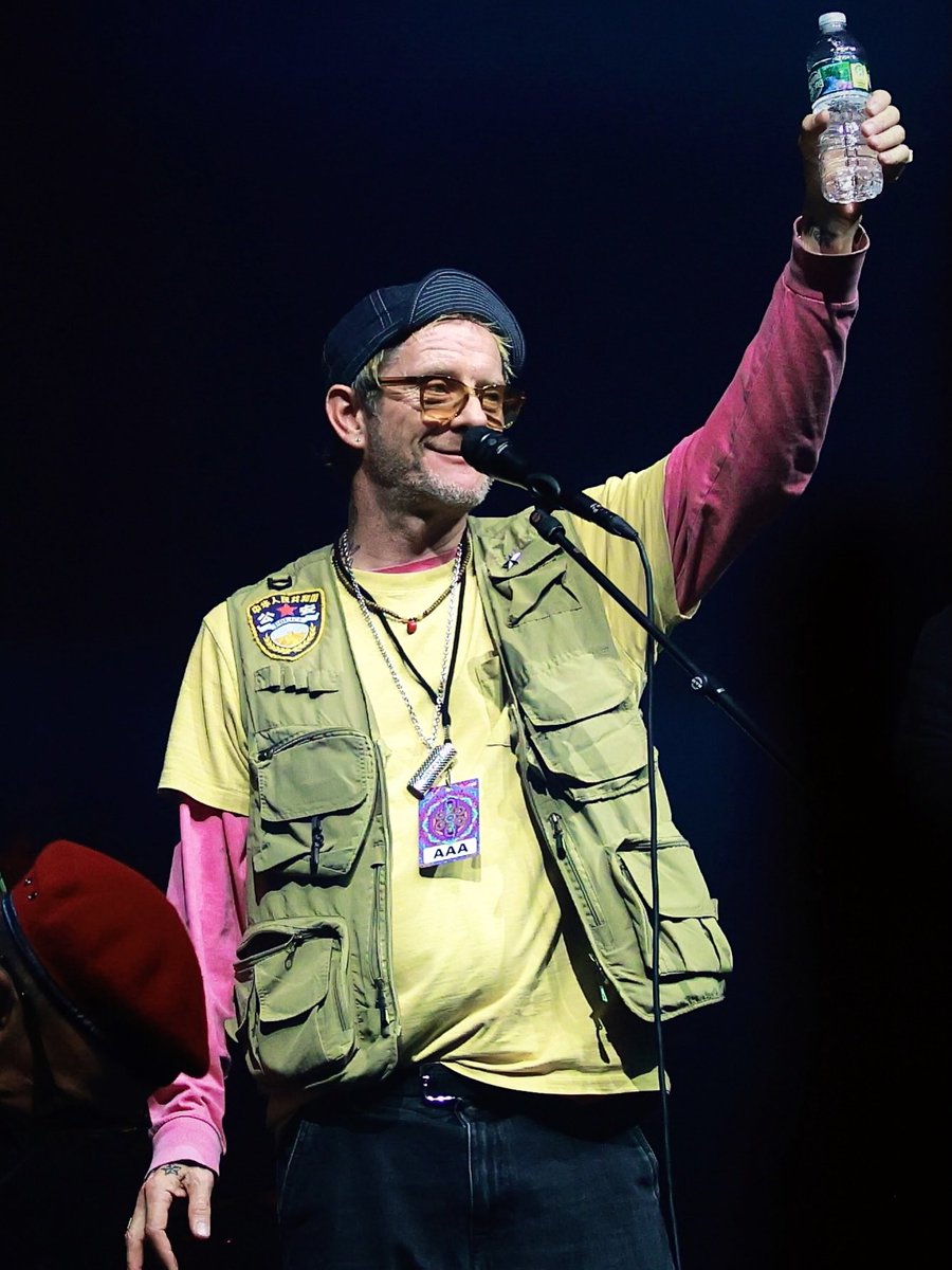 DamonUnofficial's tweet photo. Jamie Hewlett on stage with Gorillaz at MSG 

photos by lululul__n via Instagram https://t.co/r0u9haFP9H