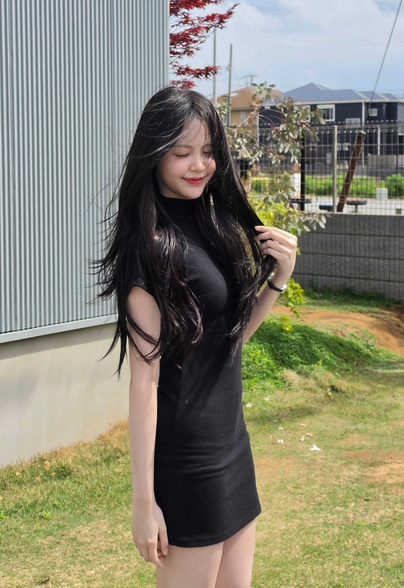 pinkeuberys's tweet photo. akhirnya ada yang menyamaratakan foto dahsyat carmen yang baju item ini, sumpah dia sebagus itu kalo udah pake baju yang press body begini 😭❤️‍🔥 https://t.co/VMRg9CWzML
