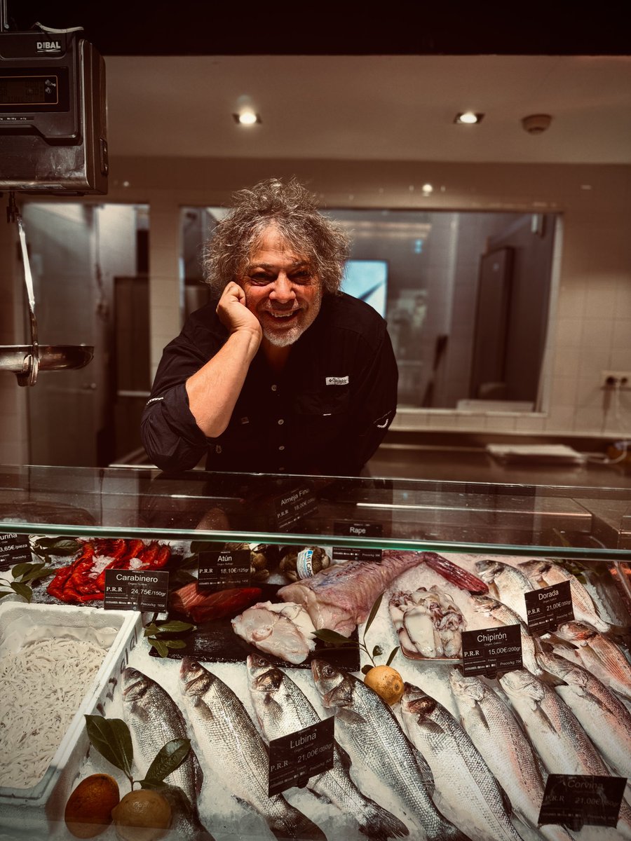 andresmadrigalg's tweet photo. A veces pasamos la vida buscando fuera lo que siempre tuvimos dentro. Nos empeñamos en correr más rápido, en vestir los platos con artificios, en perseguir un ideal de perfección que nos aleja de la tierra y del mar. Queremos ser mejores, sin darnos cuenta de que la verdadera maestría no consistía en transformarse en otra cosa, sino en tener el valor de seguir siendo exactamente quienes somos. ¿Cuántas veces habremos dejado pasar la belleza de lo auténtico por culpa de esa prisa ciega? 
Hace unos días compartí con vosotros mi regreso a la capital de España. Vuelvo con una propuesta de colaboracíon que me llena de ilusión, aportando recetas nuevas, pero, por encima de todo, manteniendo intacta la excelencia de quien me invitó a participar en este proyecto. Hablo del Restaurante Materia Prima, un rincón en Madrid que quizás no todos conozcan aún, pero que esconde la verdad que yo andaba buscando. Allí quien manda, con un respeto absoluto, es el producto fresco. Su filosofía es tan pura como transparente: el género se elabora como más se te antoje dentro de la cocina tradicional. Si pides una lubina de dos kilos, tú decides su destino: la quieres a la sal, la prefieres a la donostiarra o, si eres un comensal atrevido y venís en grupo, te la preparamos al modo de un cebiche. La libertad y el origen son los hilos conductores. 
Esa obsesión por la verdad nos lleva a buscar el género en pequeñas lonjas y pescadores artesanales. Hablo de llevar a la mesa la finura de unos carabineros colosales, la textura única de los pescados de estero, la pureza salina de las gambas de Huelva o la delicadeza de unas kokotxas de merluza que se deshacen en la boca. Salvo el atún, que sigue su propio camino, cada pieza de mar cuenta la historia de un marinero que madruga. Pero la propuesta no acaba en el agua; la tierra también ruge con una cuidada selección de carnes rojas, pichones, corzo …pensadas para quienes buscan la contundencia de un buen corte o esa plato de caza clásico que tanto añoran. Todo ello arropado por una carta de vinos que, sin prisa, pero sin pausa, se está transformando en una pequeña gran bodega con alma y etiquetas por descubrir. 
Mi pequeña aportación en esta casa será ir añadiendo recetas fuera y dentro  de carta con un sello un poco más elaborado. Quiero plasmar en ellas mis conocimientos de viajes, mis recuerdos y las vivencias acumuladas tras tantos años recorriendo cocinas del mundo, acercando al comensal a otra experiencia culinaria, pero sin restarle un ápice de protagonismo a lo que brilla en el plato. 
Para empezar a conocernos mejor en las distancias cortas, iniciaremos un formato muy especial: un menú corto de 7 tiempos que serviremos todos los sábados, comenzando en octubre y terminando en diciembre. Será la excusa perfecta para encontrarnos, para ir aportando otras recetas, otras elaboraciones y desgranar, bocado a bocado, cuál es el verdadero concepto de Materia Prima. 
Ubicado en un espacio que abraza al visitante, el restaurante cuenta con una fantástica terraza climatizada ideal para disfrutar en cualquier época del año. Pero lo que a mí realmente me enamoró, lo que buscaba con tanto anhelo, es su salón. Un espacio recoleto, íntimo, pensado para apenas 30 o 35 personas. Ese tamaño es un regalo; me permite estar mucho más atento, ser coloquial con el cliente, escucharlo y sentir la cercanía que la alta cocina a veces olvida. 
Es imposible no acordarse de Asturias hoy. Quien me conoce sabe que echar de menos esa tierra es un latido constante que no se puede apagar. Sin embargo, siento que esta invitación para volver a Madrid es, de alguna manera, el reflejo del lugar que andaba buscando allí arriba. Un entorno acogedor, familiar y cercano, volcado por completo en una cocina de producto indomable. Regreso a los orígenes, con la humildad de quien sabe que el mejor ingrediente ya lo ha puesto la naturaleza, y que nuestro único oficio es no estropearlo. 
#sedcuriosos