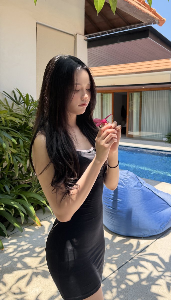 pinkeuberys's tweet photo. akhirnya ada yang menyamaratakan foto dahsyat carmen yang baju item ini, sumpah dia sebagus itu kalo udah pake baju yang press body begini 😭❤️‍🔥 https://t.co/VMRg9CWzML