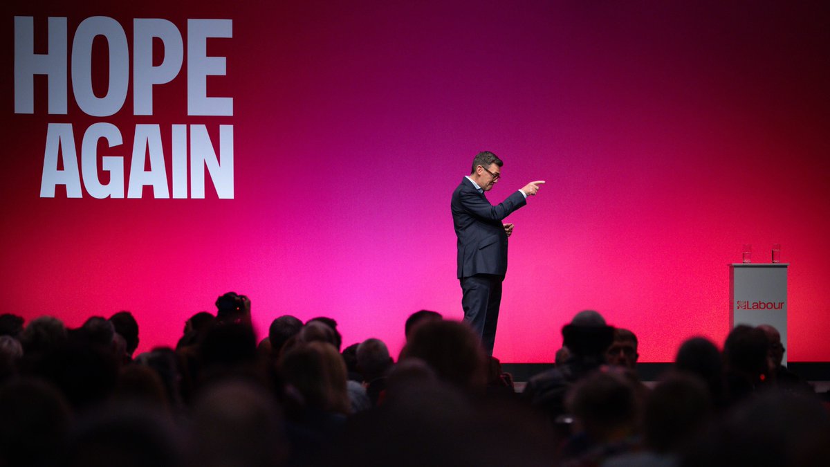 MarioNawfal's tweet photo. 🇬🇧🇪🇺 UK’s PM says rejoining the EU is BACK on the table 

Andy Burnham told his party conference that Brexit has "done more harm than good."

He's launching a review of Britain's relationship with Europe, with options ranging from staying as is, to joining a customs union or the single market, to going "all the way" and rejoining.

That's a big U-turn from Labour's 2024 manifesto, which ruled out all 3.

Any new policy would go into Labour's next election manifesto, and that election could be 3 years away.

There's also no guarantee Brussels would give Britain whatever deal it asks for.

Britain spent 4 years getting out of the EU, and might now spend the next 3 debating how to get back in.

Source: FT / Writer: Julie