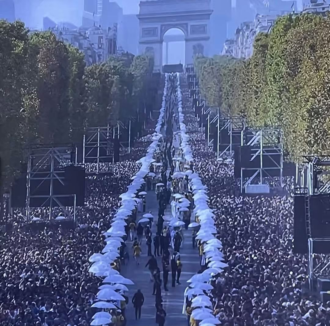 APosture's tweet photo. 📌🙏Pierre Barnérias 
« Je viens d’avoir une information par un ami du service de renseignement militaire : il y aurait eu jusqu’à 1 200 000 personnes à Paris…..
Je ne veux pas relancer la guerre des chiffres. Ce n’est pas le sujet. Parce qu’au fond, qu’ils aient été moins nombreux ou davantage ne change rien à ce qui vient de se passer sous nos yeux.
Pendant plusieurs jours, des foules immenses se sont rassemblées à Paris, puis à Lourdes. Et ce qui m’interpelle, ce n’est pas seulement leur nombre. C’est ce qui s’est passé au milieu de ces foules. Pas de vitrines brisées, pas de voitures incendiées, pas de violence, pas de débordements. Des familles, des jeunes, des hommes et des femmes qui sourient, qui prient, qui se recueillent. Des personnes qui s’agenouillent pour se confesser. Et à Lourdes, cette veillée aux flambeaux bouleversante, avec cette foule immense plongée dans le silence.
Alors je voudrais simplement m’adresser à ceux qui dirigent notre pays. Regardez ces images. Regardez ces visages. Regardez cette foule. Et demandez-vous une seule chose : qu’est-ce qui peut encore réunir autant de personnes à une époque où nous passons notre temps à nous opposer les uns aux autres ?
Quel président, quel responsable politique est aujourd’hui capable de rassembler plus d’un million de personnes dans la paix, dans la joie, dans le silence, sans désigner d’ennemi, sans appeler à la haine, sans rien casser ?
Pendant quatre jours, quelque chose s’est passé en France. Des foules immenses se sont retrouvées. Elles ont prié, chanté, souri, pleuré parfois. Elles se sont simplement tenues ensemble.
Et je crois que ce serait une grave erreur de regarder cela uniquement comme un événement religieux ou comme une histoire de chiffres. Car derrière cette foule, il y a des êtres humains. Des gens qui cherchent du sens, de l’espérance, de la paix, quelque chose qui les dépasse et qui les rassemble.
Alors, à ceux qui nous gouvernent : regardez-les. Vraiment. Et demandez-vous ce qu’ils sont venus chercher. Peut-être que la réponse à cette question en dit beaucoup plus sur l’état réel de notre pays que tous les sondages, tous les discours et toutes les statistiques.
Parce qu’une France capable de réunir autant de monde dans le silence, la paix et la joie, c’est aussi une France qui fait du bien. »
Pierre Barnérias.