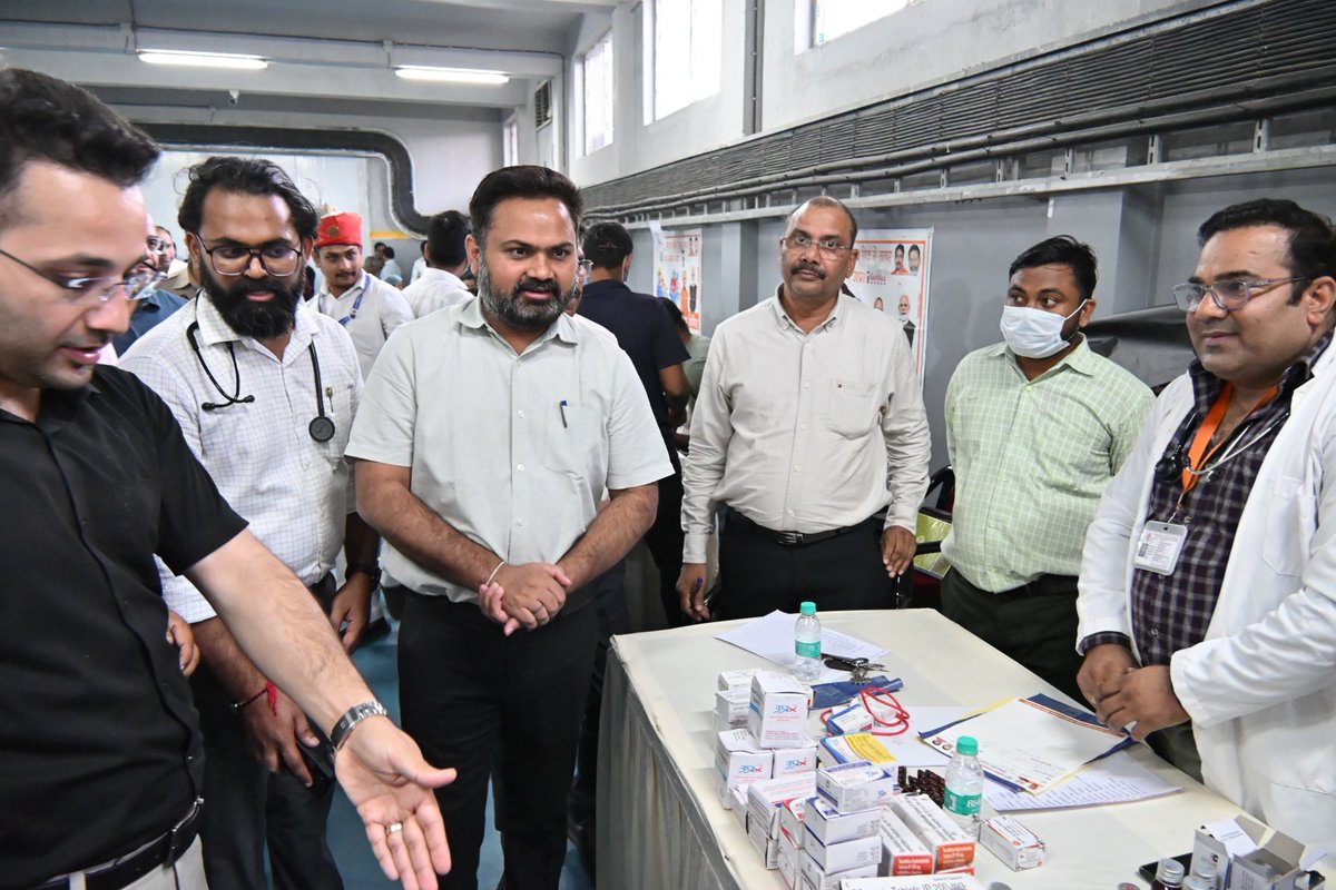 DMKanpur's tweet photo. श्रमिक सम्मान, उत्तम स्वास्थ्य! 🩺🤝
मंधना में आयोजित विशेष स्वास्थ्य शिविर का सीडीओ श्री अभिनव जे. जैन, एएलसी श्री जुनेद अहमद व सीएमओ के साथ निरीक्षण कर श्रमिकों को मिल रहीं चिकित्सकीय सुविधाओं का जायजा लिया गया। राष्ट्र निर्माण में जुटे हमारे श्रमिक बंधुओं का स्वास्थ्य, सुरक्षा और सम्मान सुनिश्चित करना प्रशासन की सर्वोच्च प्राथमिकता है। @CMOfficeUP @InfoDeptUP @MSTawarIAS