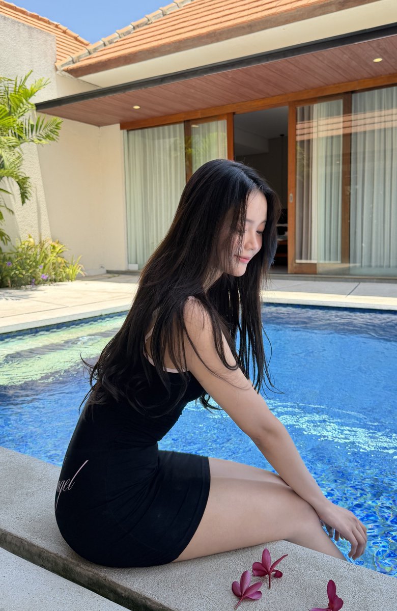 pinkeuberys's tweet photo. akhirnya ada yang menyamaratakan foto dahsyat carmen yang baju item ini, sumpah dia sebagus itu kalo udah pake baju yang press body begini 😭❤️‍🔥 https://t.co/VMRg9CWzML