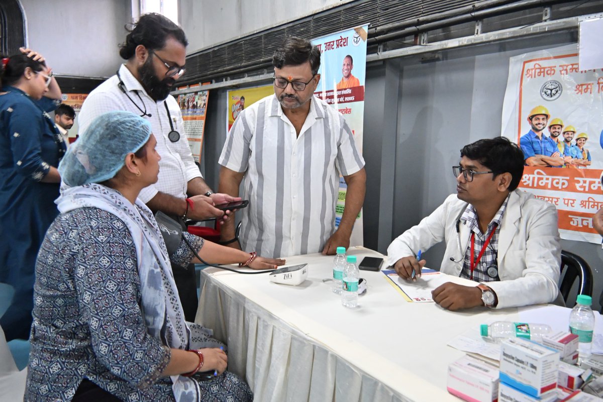 DMKanpur's tweet photo. श्रमिक सम्मान, उत्तम स्वास्थ्य! 🩺🤝
मंधना में आयोजित विशेष स्वास्थ्य शिविर का सीडीओ श्री अभिनव जे. जैन, एएलसी श्री जुनेद अहमद व सीएमओ के साथ निरीक्षण कर श्रमिकों को मिल रहीं चिकित्सकीय सुविधाओं का जायजा लिया गया। राष्ट्र निर्माण में जुटे हमारे श्रमिक बंधुओं का स्वास्थ्य, सुरक्षा और सम्मान सुनिश्चित करना प्रशासन की सर्वोच्च प्राथमिकता है। @CMOfficeUP @InfoDeptUP @MSTawarIAS