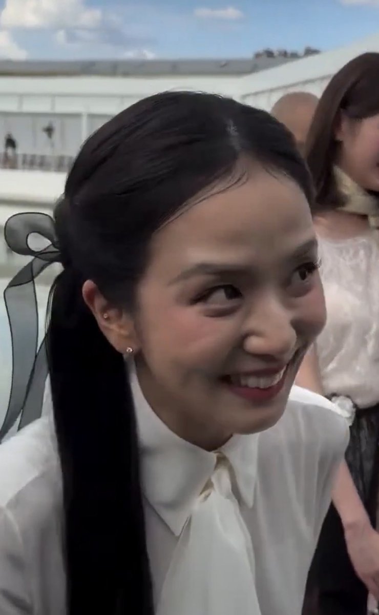 Mcjimin7's tweet photo. Dior unfollowed Jisoo of Blackpink after yesterday's event where she showed up looking like a botched Annabelle. https://t.co/K9BZDhkikR