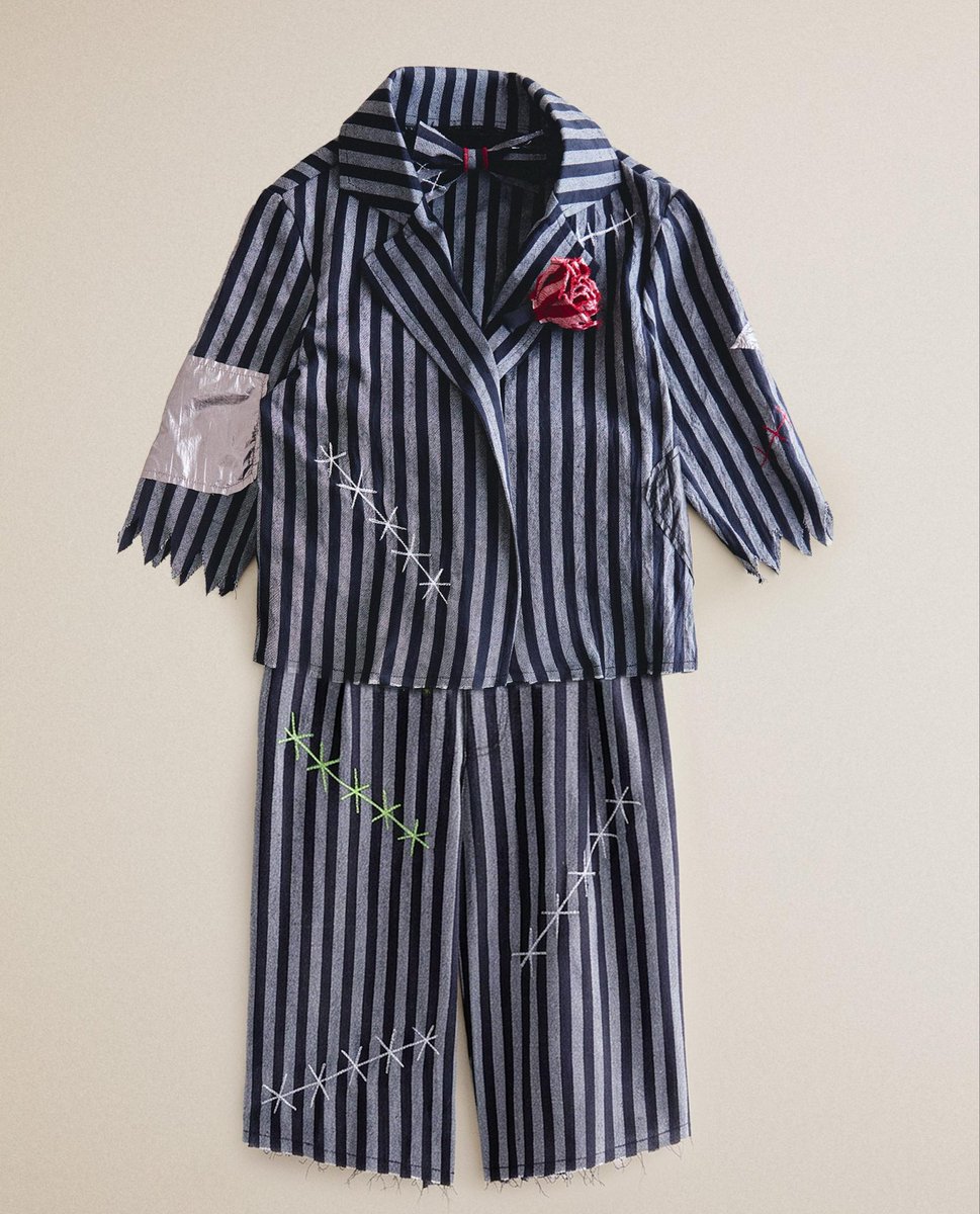 karenievers's tweet photo. .@ZARA what the fuck is this? 

Why are you selling Halloween costumes for kids that look like concentration camp uniforms?  

You even put barbed wire on it 🤬 https://t.co/jsnGpxbGxP