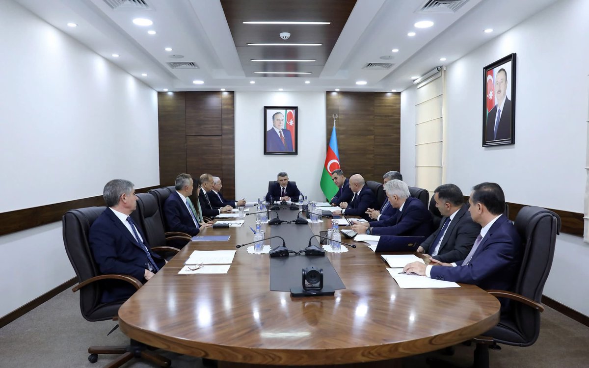 NizamiSafar's tweet photo. 2026-cı il sentyabrın 29-da Məhkəmə-Hüquq Şurasının növbəti iclası keçirilib.

İclasda çıxış edən Məhkəmə-Hüquq Şurasının sədri İnam Kərimov bildirib ki, hakim korpusunun çevik komplektləşdirilməsi məqsədilə hakimliyə namizədlərin seçim prosesləri şəffaf və təkmilləşdirilmiş mərhələlər üzrə davam etməkdədir.

İclasda Hakimlərin Seçki Komitəsinin müraciətinə də baxılıb. Komitənin üzvü, Ali Məhkəmənin hakimi Elşanə Vəliyeva hakim vəzifəsinə namizədlərin seçimi prosesi barədə ətraflı məlumat təqdim edib.

Sonra müsabiqəni uğurla başa vurmuş 39 hakimliyə namizədlə fərdi söhbətlər aparılıb, onlara tövsiyələr verilib və yekunda birinci instansiya məhkəmələrinin hakimi vəzifələrinə təyin olunmaları üçün təkliflərin hazırlanması qərara alınıb.

Daha sonra intizam icraatı üzrə işlərə baxılaraq müvafiq qərarlar qəbul edilib.