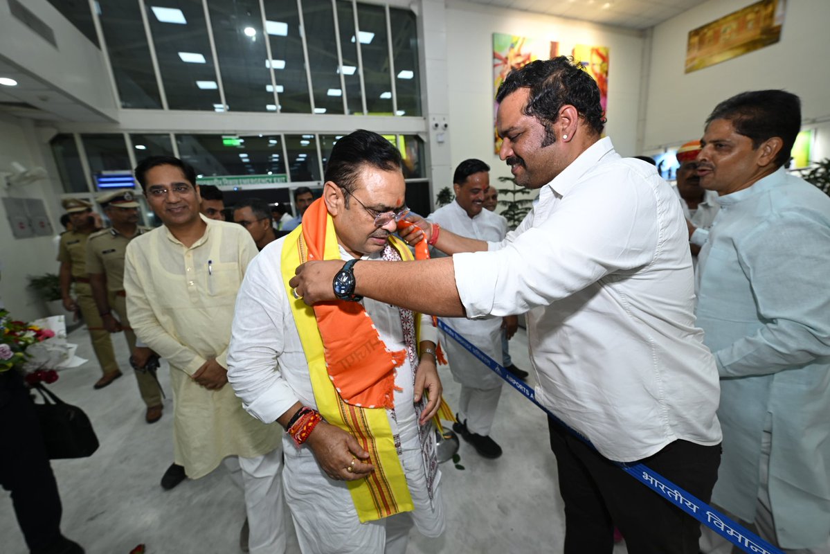 LadnunKarni's tweet photo. माननीय मुख्यमंत्री महोदय श्री भजनलाल जी शर्मा के किशनगढ़ में आयोजित अजमेर संभाग के कार्यकर्ताओं के साथ संवाद कार्यक्रम में आगमन पर किशनगढ़ एयरपोर्ट पर स्वागत किया।

इस अवसर पर प्रदेश के माननीय मुख्यमंत्री जी ने पार्टी के कार्यकर्ताओं एवं पदाधिकारियों से संवाद कर संगठन की मजबूती, जनसेवा और प्रदेश के विकास को लेकर मार्गदर्शन प्रदान किया।

@BJP4Rajasthan @BhajanlalBjp @madanrrathore @ajaeybjp