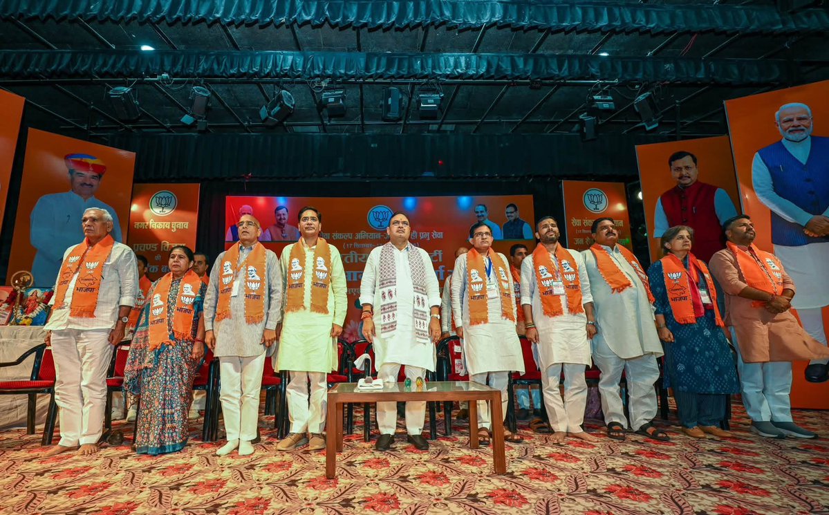 LadnunKarni's tweet photo. माननीय मुख्यमंत्री महोदय श्री भजनलाल जी शर्मा के किशनगढ़ में आयोजित अजमेर संभाग के कार्यकर्ताओं के साथ संवाद कार्यक्रम में आगमन पर किशनगढ़ एयरपोर्ट पर स्वागत किया।

इस अवसर पर प्रदेश के माननीय मुख्यमंत्री जी ने पार्टी के कार्यकर्ताओं एवं पदाधिकारियों से संवाद कर संगठन की मजबूती, जनसेवा और प्रदेश के विकास को लेकर मार्गदर्शन प्रदान किया।

@BJP4Rajasthan @BhajanlalBjp @madanrrathore @ajaeybjp